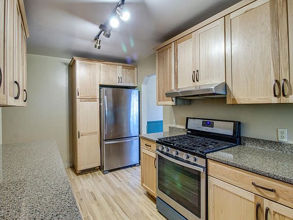 4th image of 131 Foster Ave