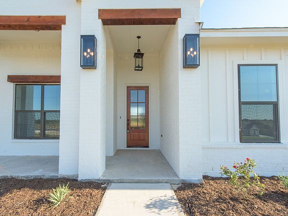 Attractive front entry