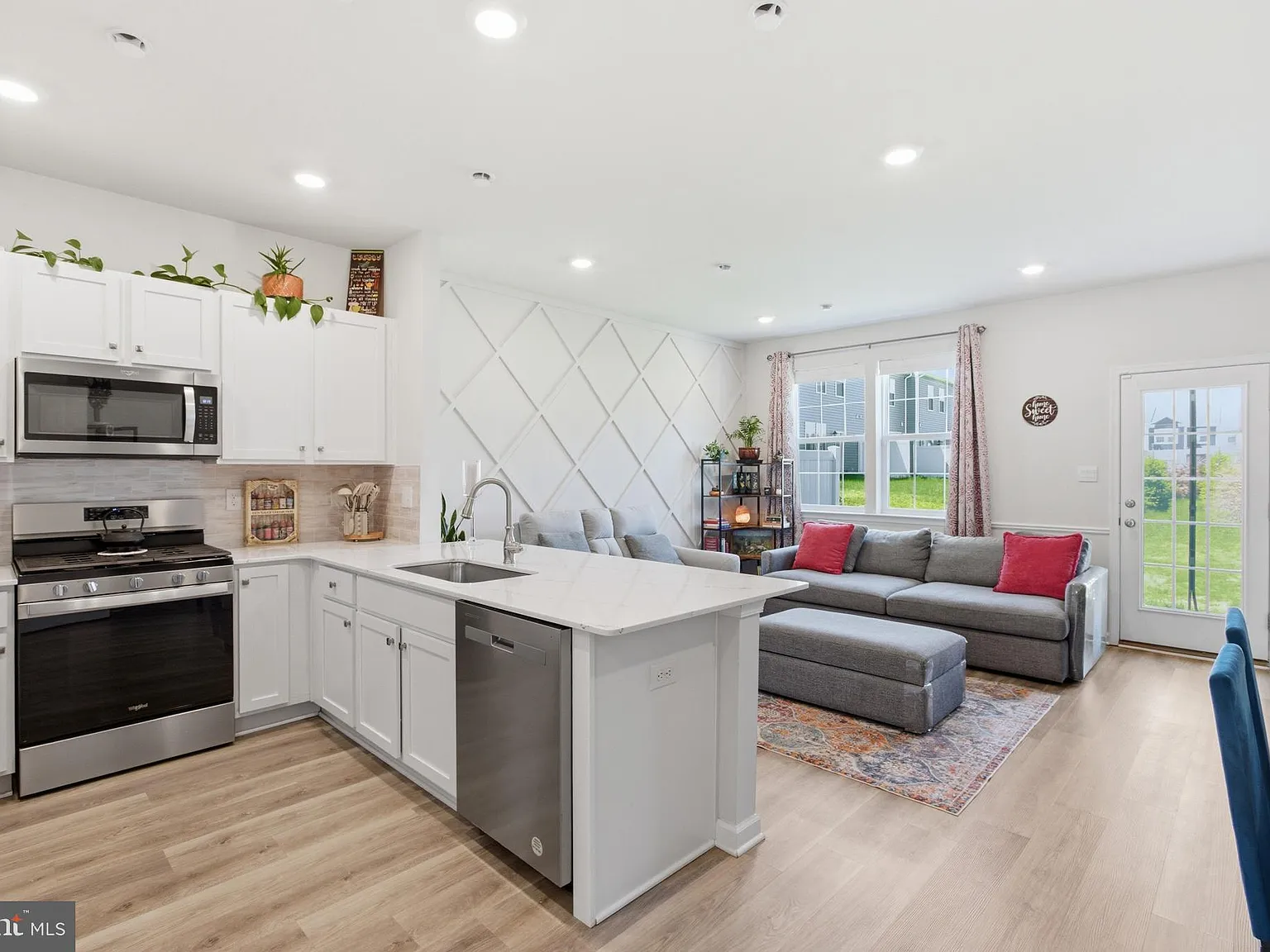3 bed, 2.5 bath, 1500 sqft, $3,000 — Photo 2