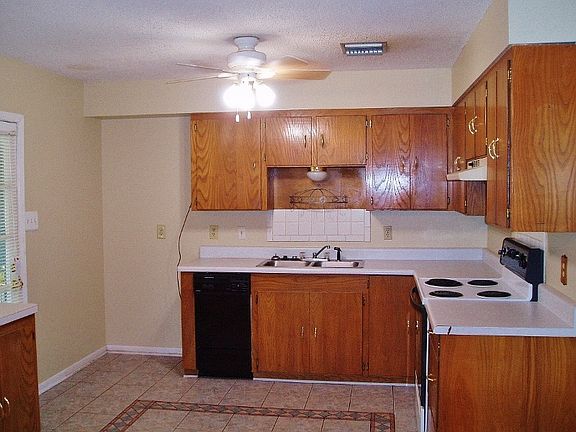 2nd image of 128 Sea Pines Dr