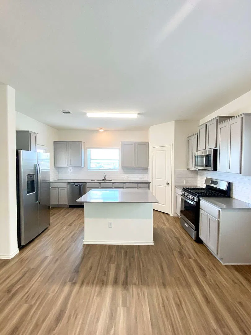 Spacious 4 Bed 2 bath in Orchard Ridge — Photo 4