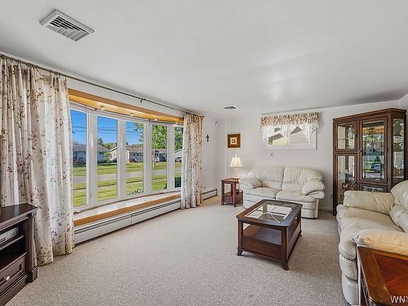 4th image of 558 Applewood Dr
