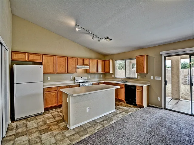 4 bed, 2.0 bath, 2074 sqft, $2,195 — Photo 2