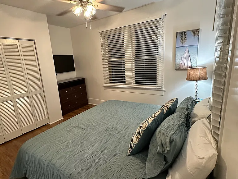 200 Live Oak St #B — Photo 2