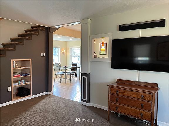 4th image of 915 Spruce Street E