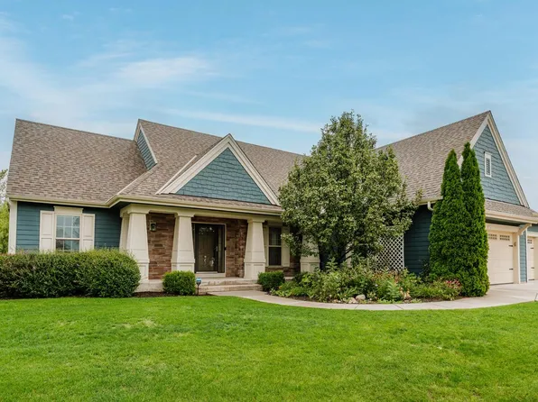 1724 Moccasin TRAIL, Waukesha, WI 53189