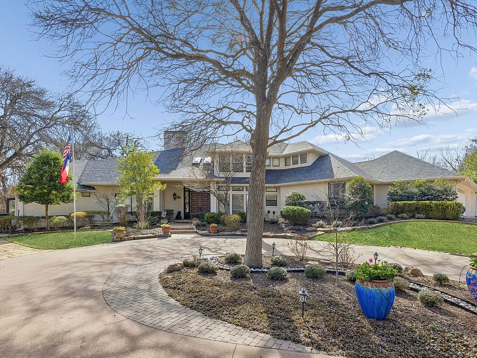 1st image of 4 Wooded Ln