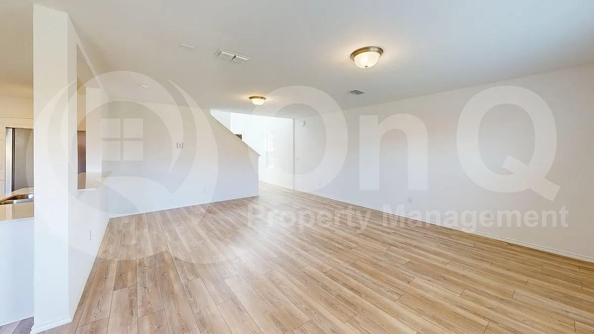 4 bed, 2.5 bath, 1824 sqft, $2,099 — Photo 3
