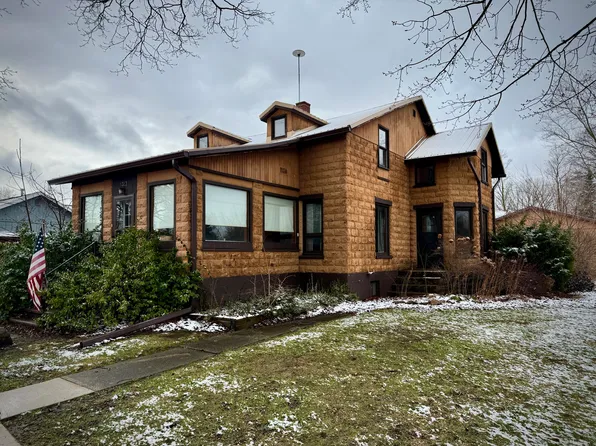1323 Pearl St, Lake Odessa, MI 48849