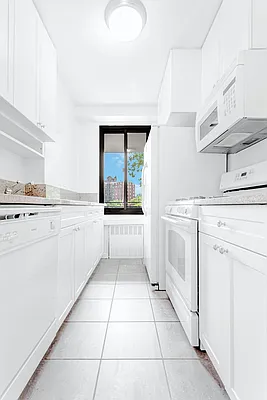 Rented by Olnick Organization | media 10