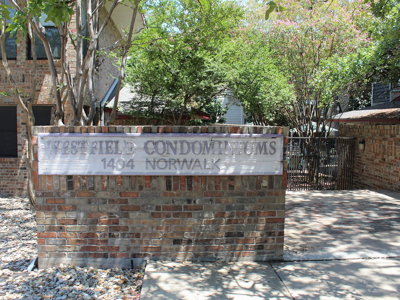 2 bed, 1036 sqft, $2,300 — Photo 2