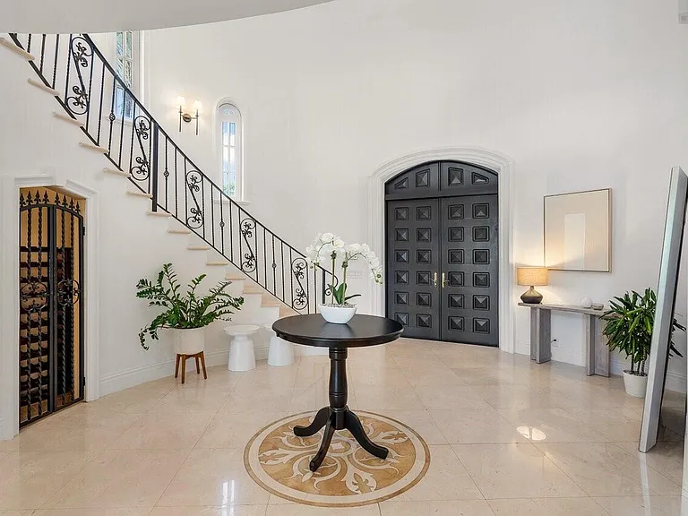 350 E Ocean Ave — Photo 5