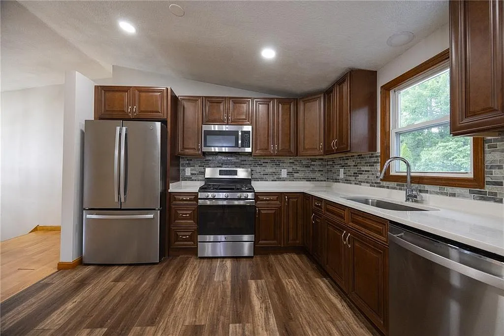 3 bed, 1200 sqft, $3,500 — Photo 3