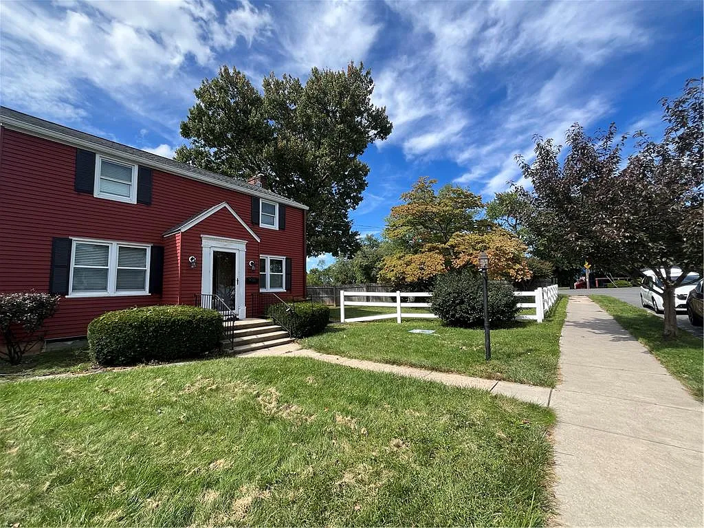 3 bed, 2.0 bath, 2032 sqft, $2,400 — Photo 2