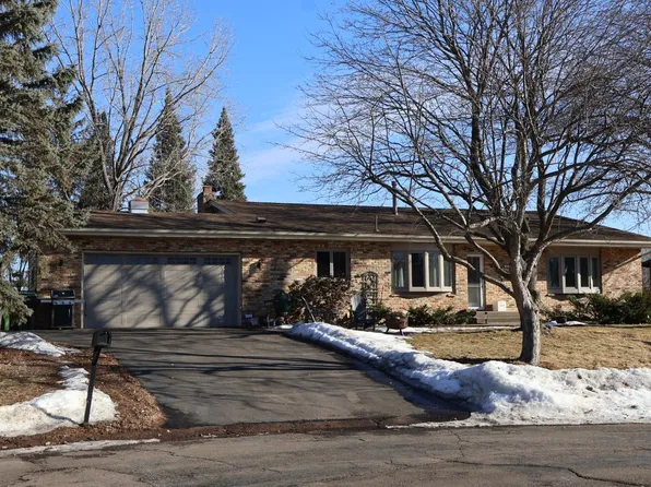 1313 Karth Lake Cir, Arden Hills, MN 55112