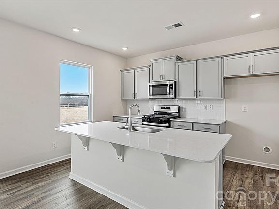 5th image of 835 Adelston Ln