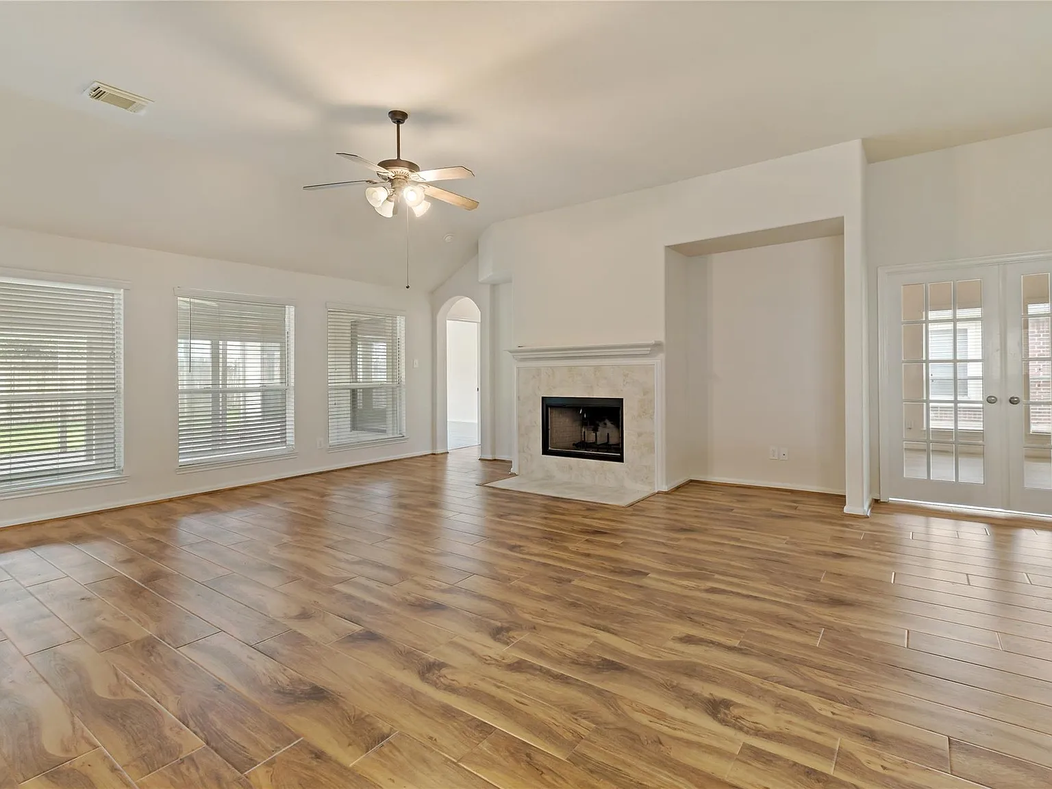 3 bed, 2.5 bath, 2244 sqft, $2,600 — Photo 4