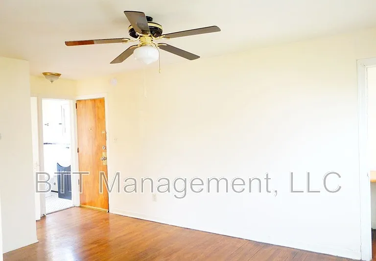 8400 Greenwood Ave #4 — Photo 2