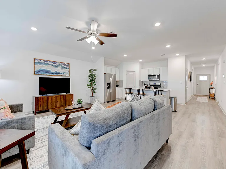 215 Sweetwater Creek Ln — Photo 3