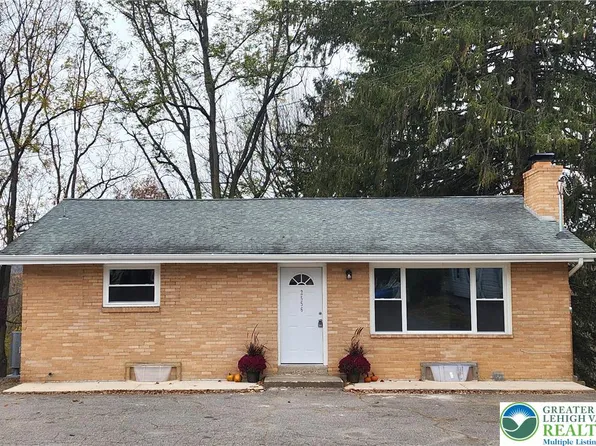 2556 N Delaware Dr, Mount Bethel, PA 18343