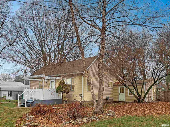 235 E Walnut St, Roseville, IL 61473