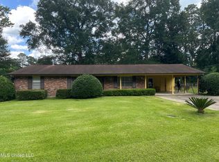 32 Cherokee Rd, Hattiesburg, MS 39402
