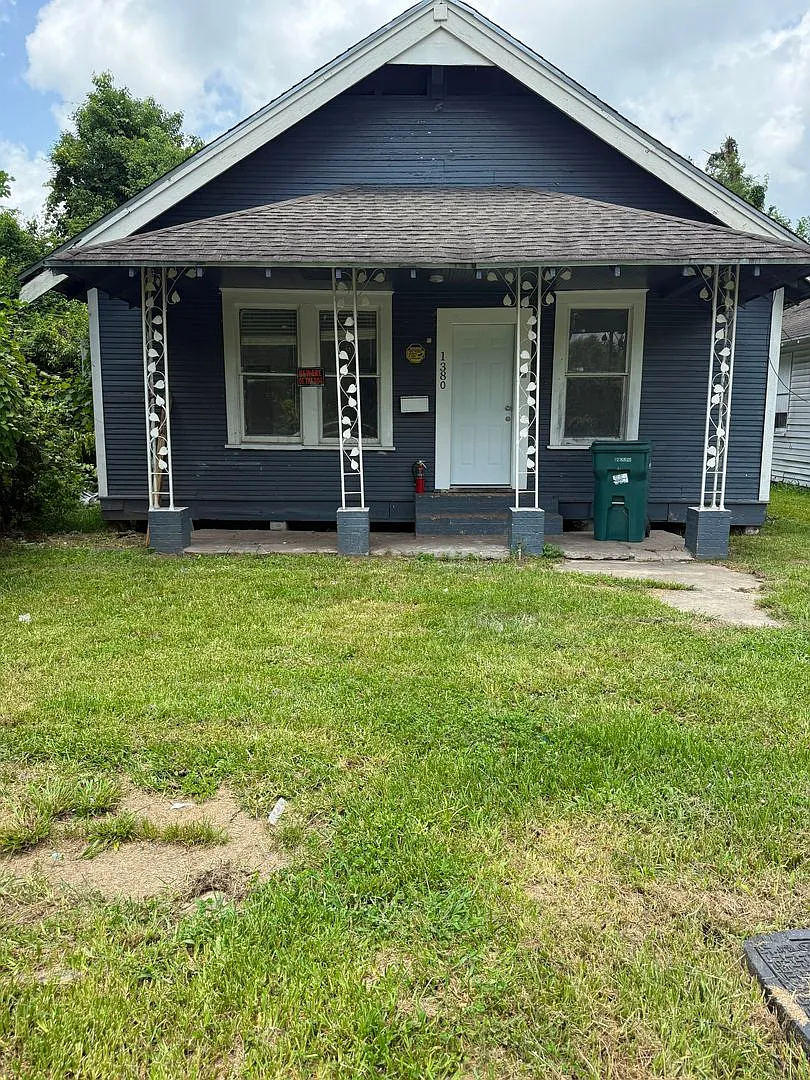 House For Rent - 1380 Live Oak St, Beaumont, TX 77703 — Photo 1
