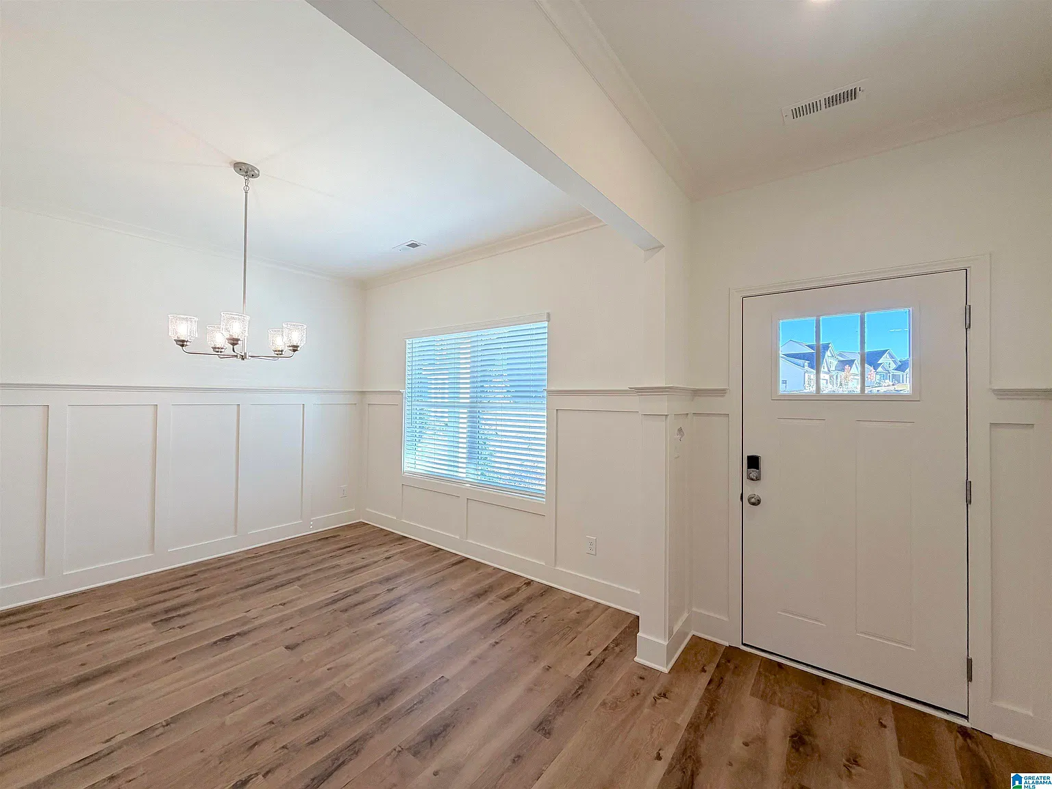 4 bed, 2.5 bath, 2339 sqft, $2,595 — Photo 4