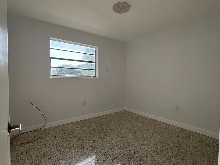 1460 SW 4th St #6 — Photo 4
