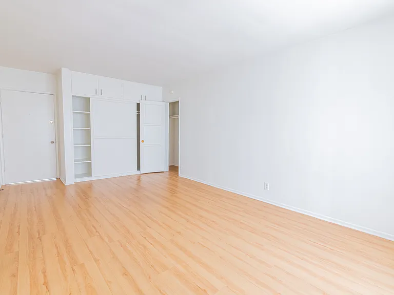 Gayley Manor Apartments — Photo 68
