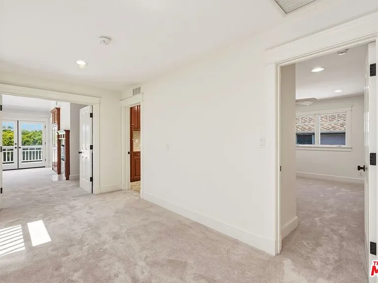 1633 Voorhees Ave — Photo 29
