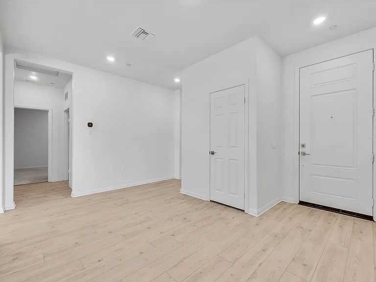 4688 Florence Dr — Photo 3