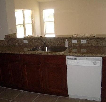 3rd image of 119 SW Hawthorne Cir