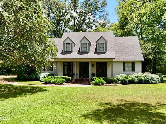 2nd image of 4 Lafayette Cir