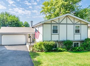 15 W Oak St, Lake In The Hills, IL 60156