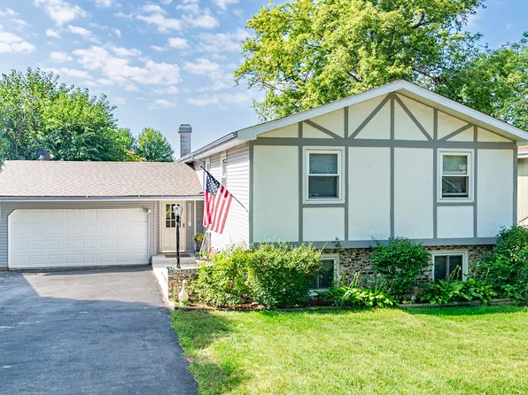15 W Oak St, Lake In The Hills, IL 60156