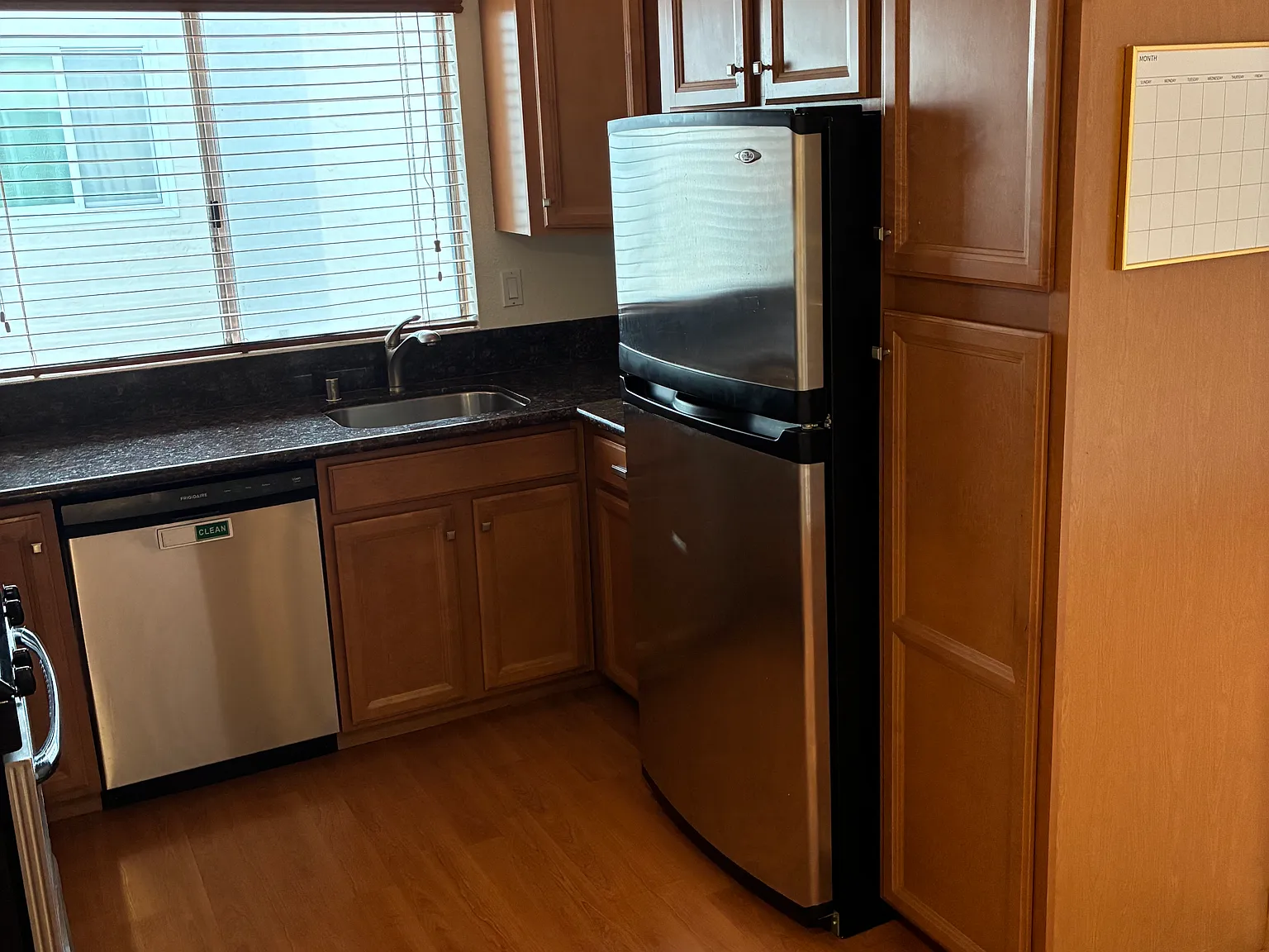 2 bed, 1.5 bath, 907 sqft, $2,400 — Photo 2