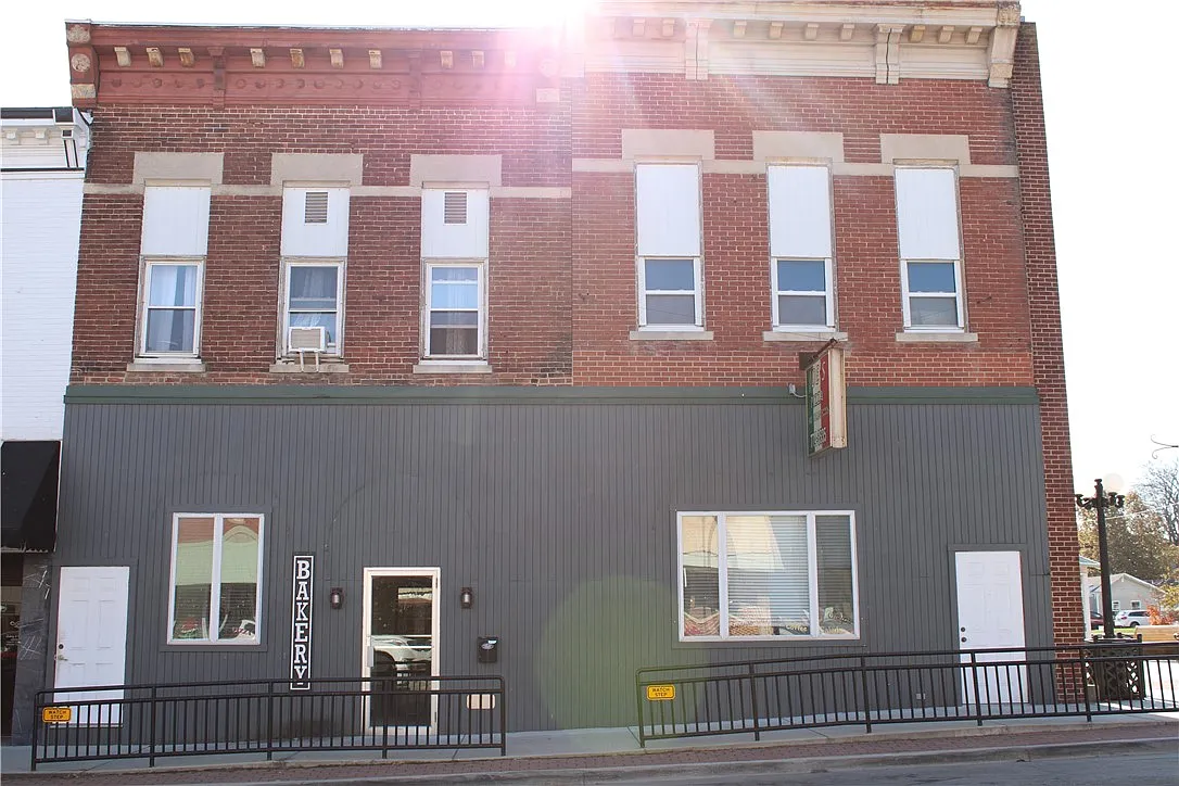 114 W Main St photo 1
