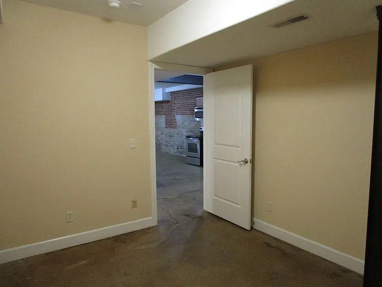 810 E Broadway — Photo 16