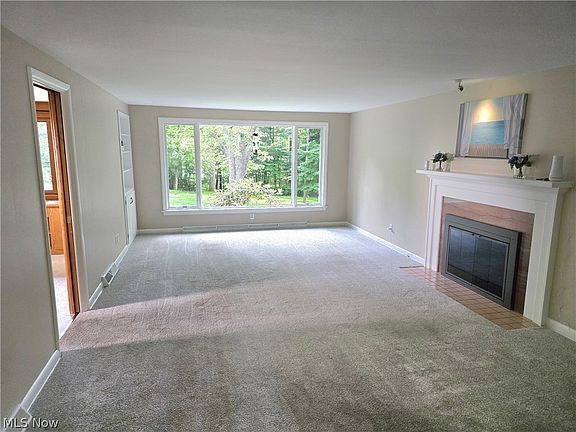 4th image of 826 E Highland Ave