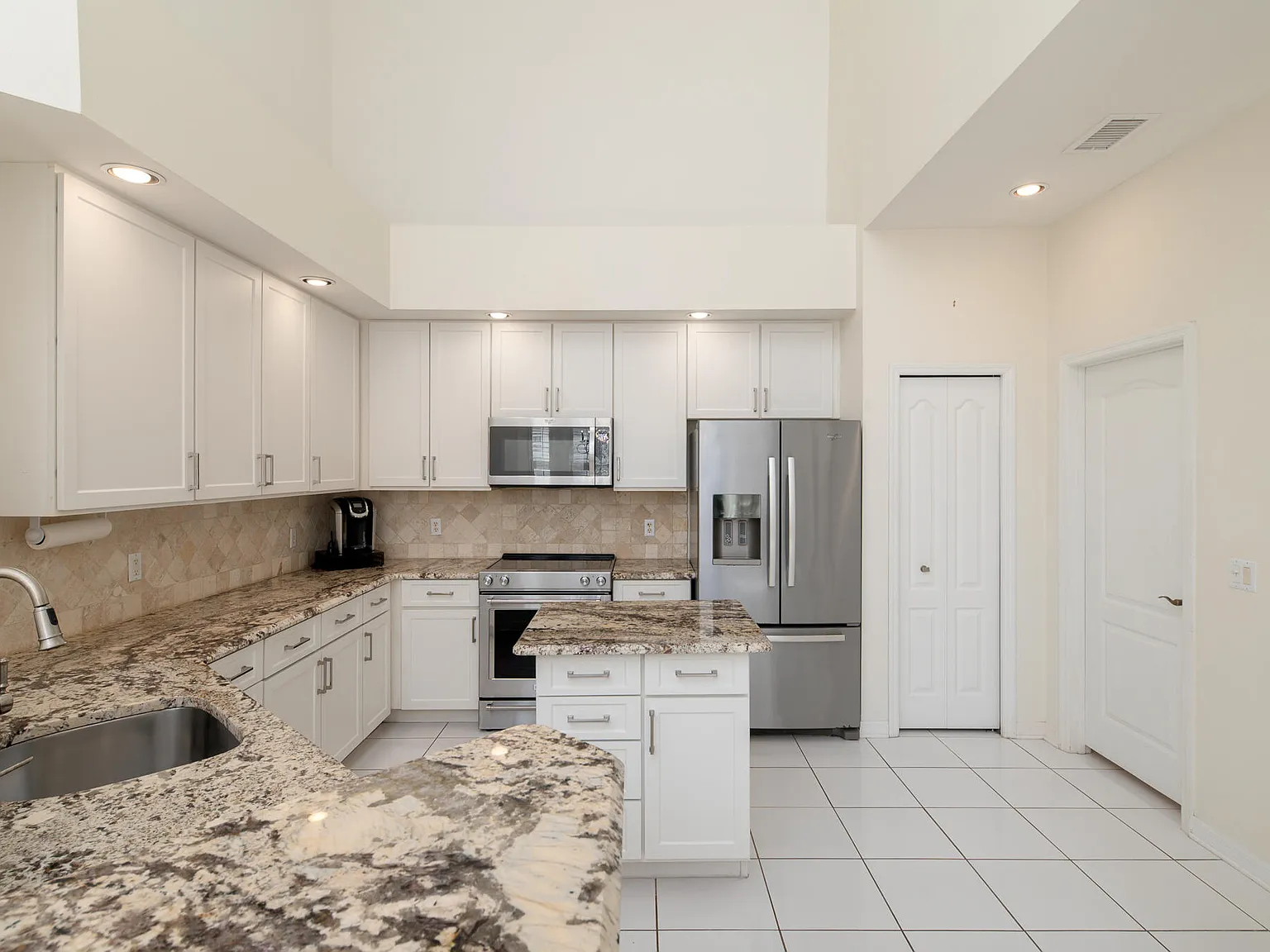 3 bed, 3.0 bath, 2121 sqft, $2,750 — Photo 3