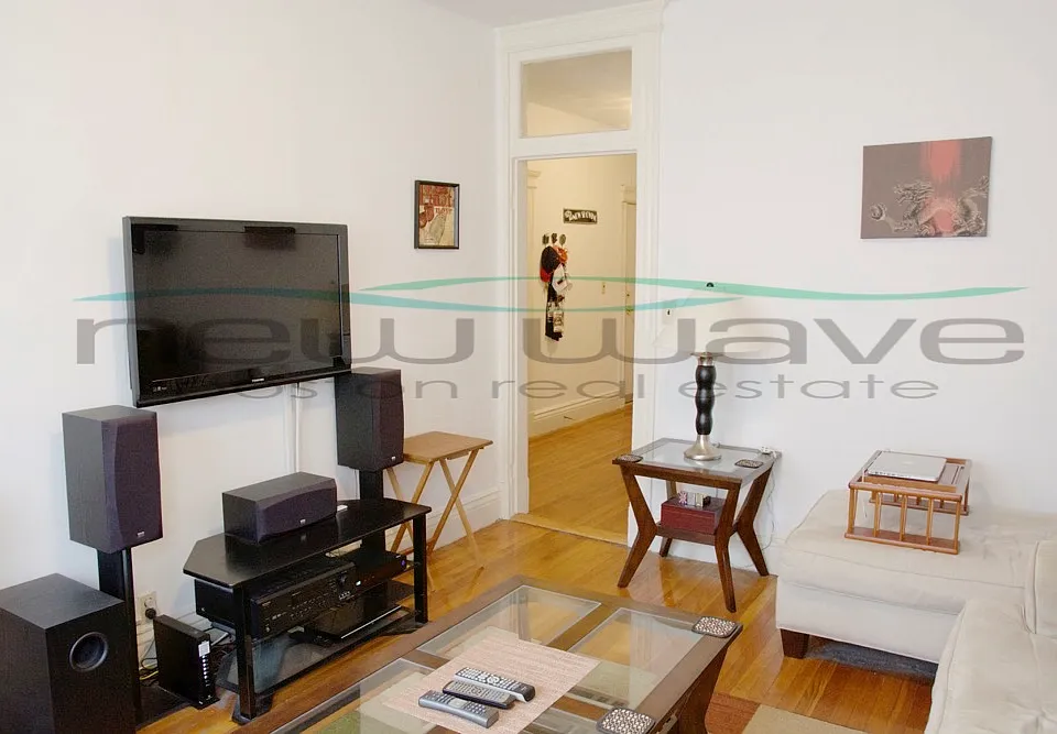 104 Queensberry St #3