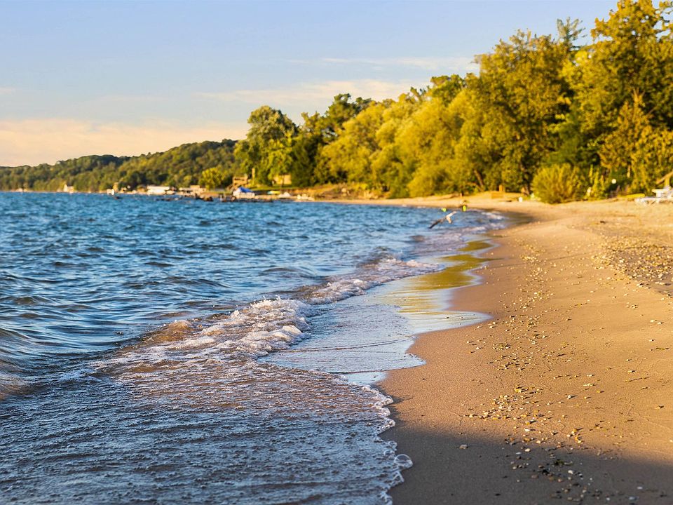 9064 Peninsula Dr, Traverse City, MI 49686 Zillow