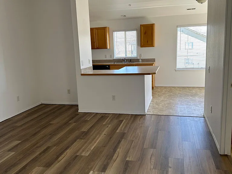 2111 E White Oak Ct — Photo 8
