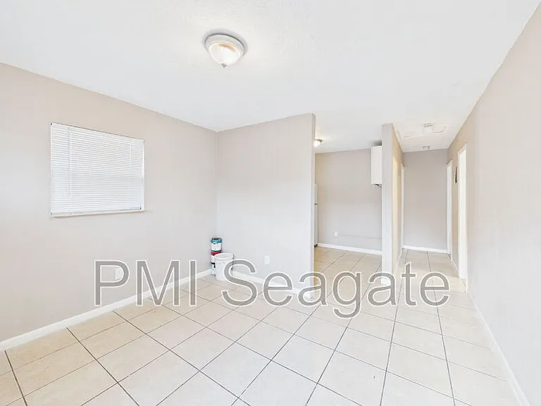 2711 NW 1st St #4 — Photo 4
