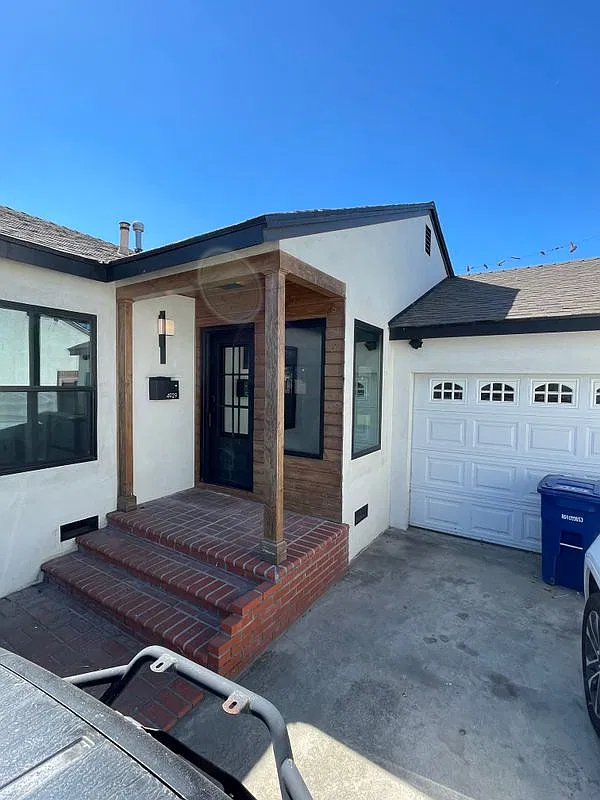 3 bed, 1.0 bath, 1026 sqft, $4,400 — Photo 2