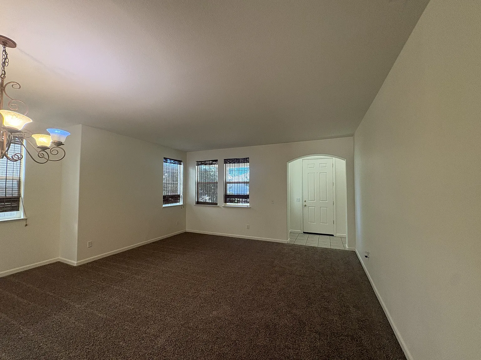 5 bed, 3195 sqft, $2,400 — Photo 2