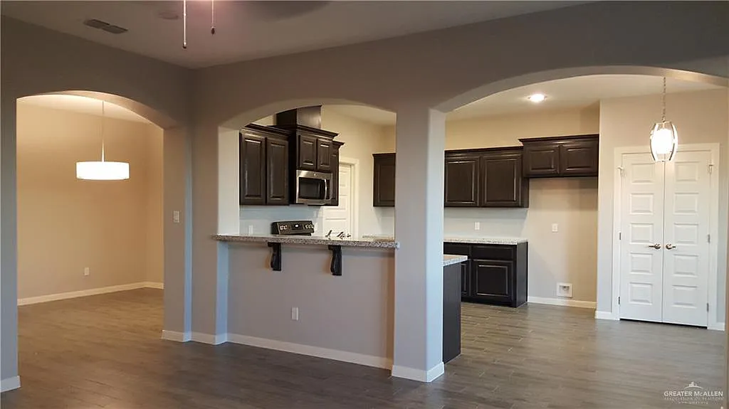 3 bed, 2.0 bath, 1824 sqft, $2,000 — Photo 4