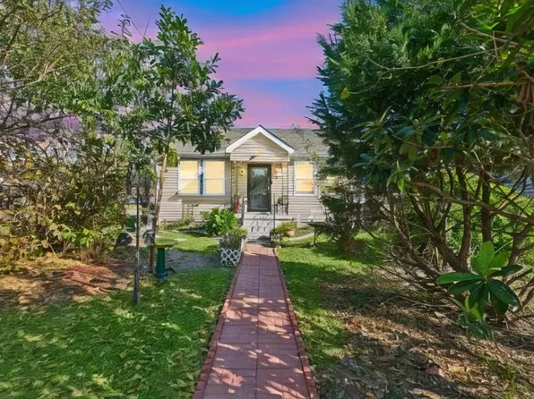 221 W Urquhart St, Chalmette, LA 70043