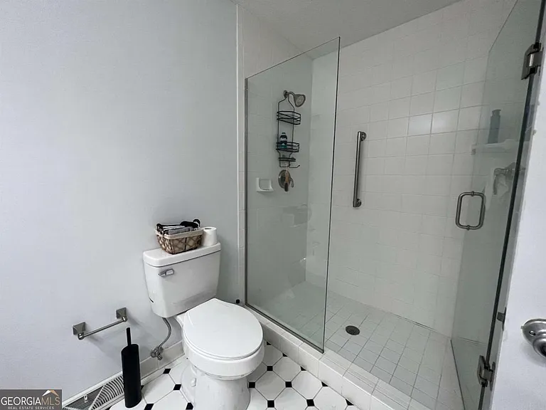 548 Athens St — Photo 14